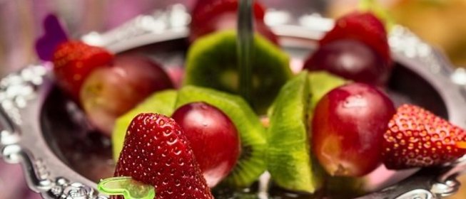 Канапе из фруктов на шпажках