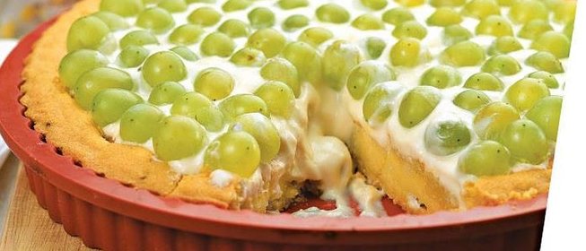 Миндальный торт с виноградом