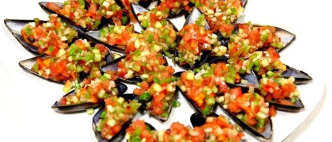 Холодные мидии под овощной шубой