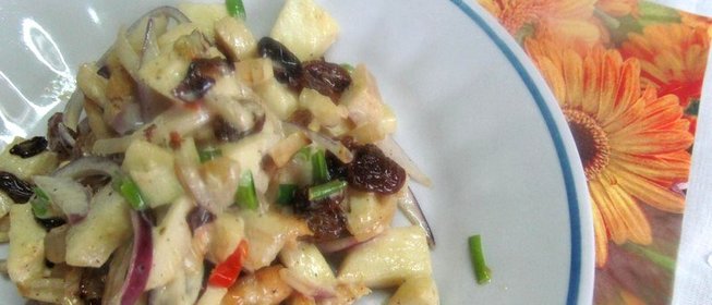 Теплый салат из курицы изюма и яблока