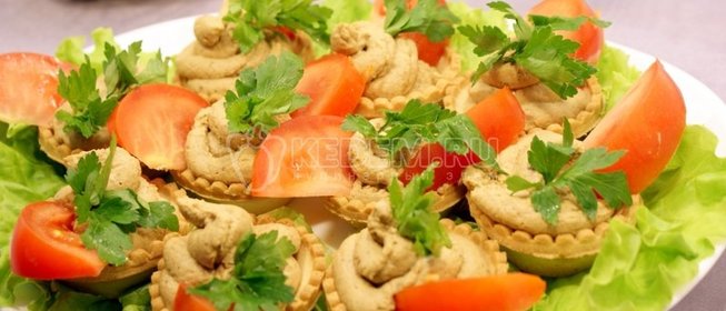 Тарталетки с печеночным муссом и помидорами