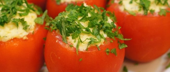 Помидоры с яйцом и сыром