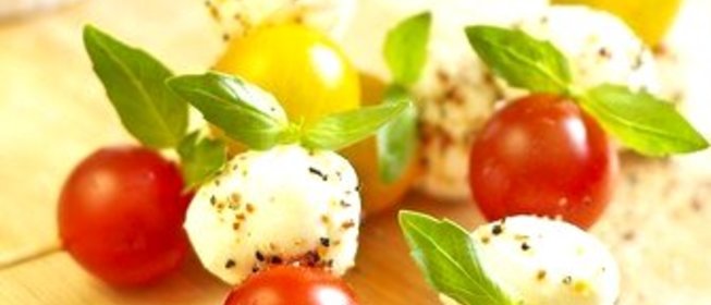 Канапе с разноцветными черри, шариками моцареллы и базиликом