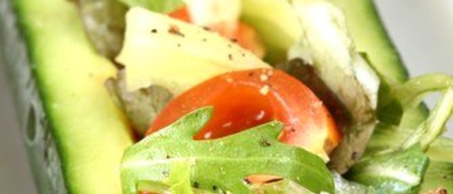 Огурцы свежие, фаршированные сырыми овощами