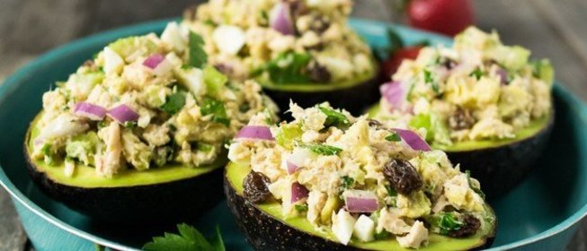 Авокадо, фаршированный тунцом