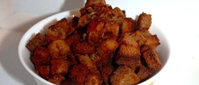 Сухарики с томатом и зеленым луком