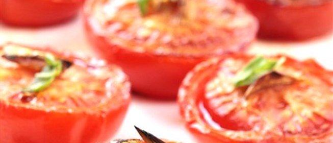 Помидоры на гриле с чесноком, орегано и пекорино-романо