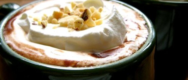 Горячий шоколад с ореховым ликером и жареным фундуком