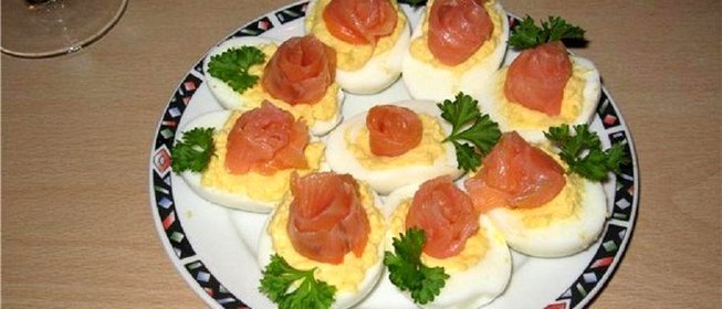 Яйца фаршированные семгой