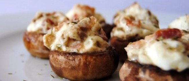 Шампиньоны фаршированные беконом под сырной корочкой