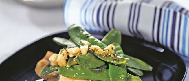 Рыба со стручковым горошком и миндалем