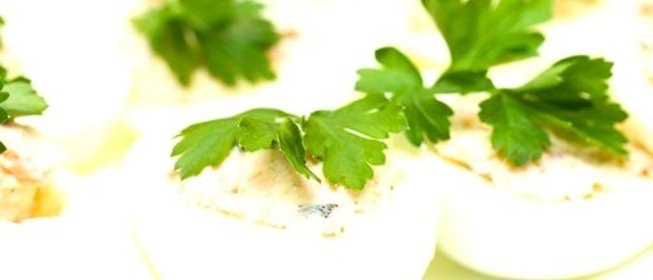 Фаршированные яйца с пикантной начинкой