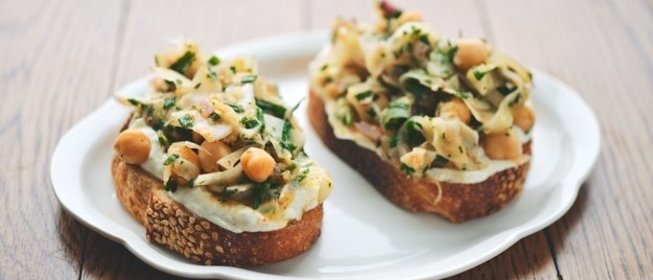 Кростини с нутом и мятой