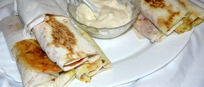 Мини шаурма с курицей овощами и сыром