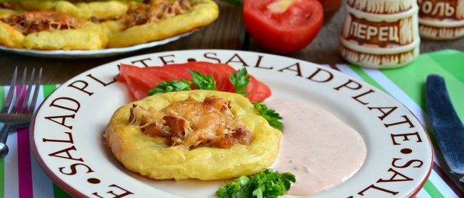 Картофельные лепешки с куриным фаршем и сыром