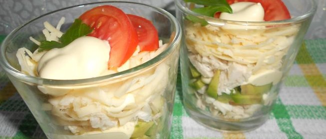Салат-коктейль с курицей, авокадо и сыром