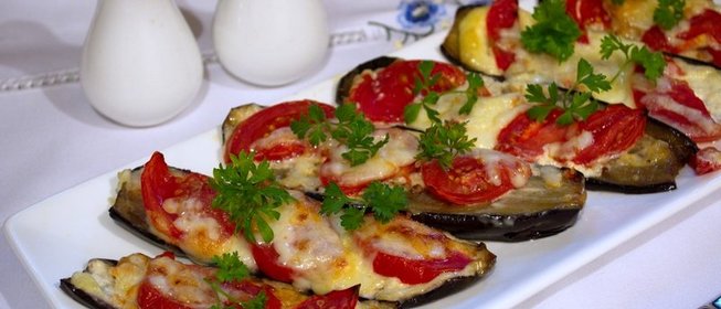 Баклажаны с чесноком и помидорами