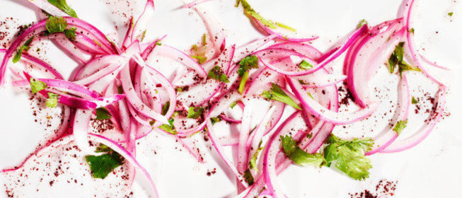 Красный лук с лаймом и кинзой