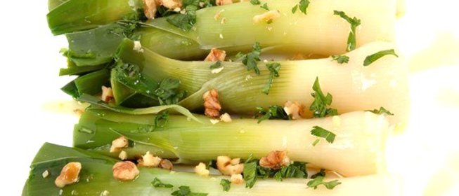 Порей с соусом из грецких орехов