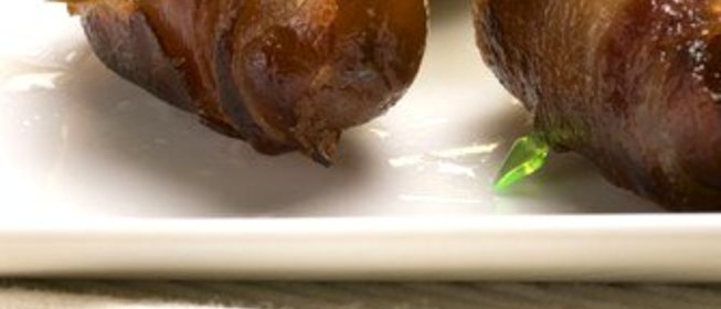 Финики в беконе, фаршированные фисташками