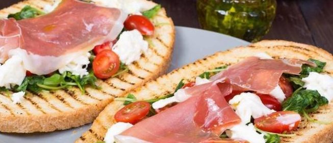 Брускетта с моцареллой и хамоном