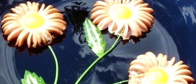 Жареные сосиски «Ромашки» с яйцом