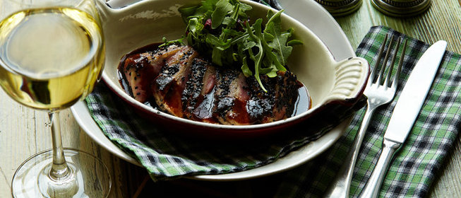 Тунец полужаренный с черносливом