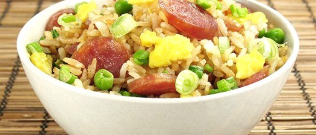 Жареный рис с китайскими сосисками и креветками