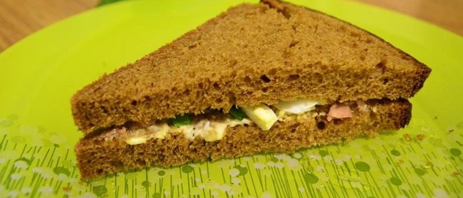 Сэндвич с яйцом и печенью трески