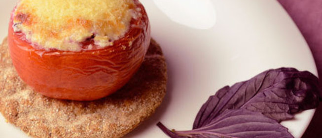 Фаршированные помидоры с творогом и базиликом