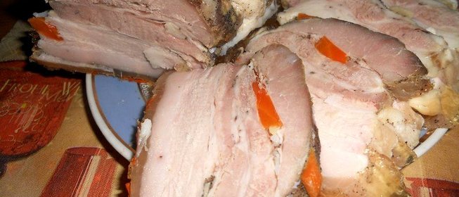 Грудинка в фольге с морковью и чесноком