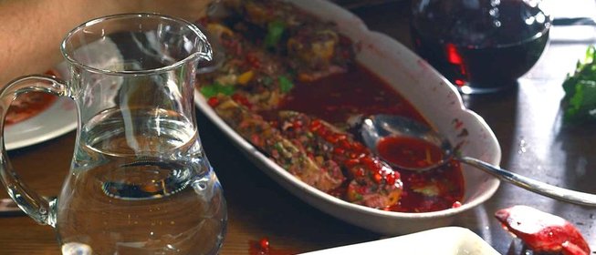 Язык вареный с чесночно-винным соусом