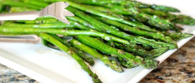 Жареная спаржа в бальзамическом соусе