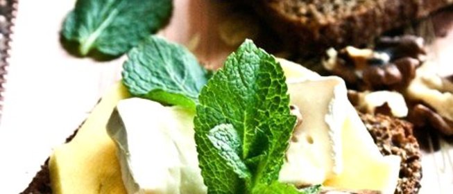 Кростини с манго, бри и мятой