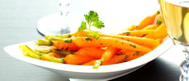 Жареная молодая морковь в апельсиновом соусе с кумином