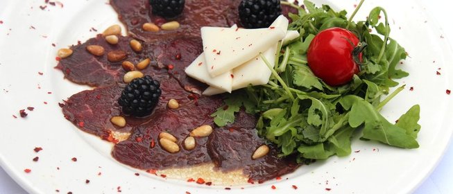 Карпаччо из северного оленя с козьим сыром и рукколой