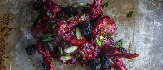 Хрустящие куриные крылышки с медом, ежевикой и халапеньо