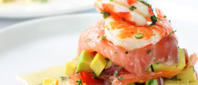 Закуска из авокадо с рыбой и креветками