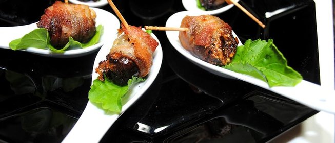 Финики в беконе