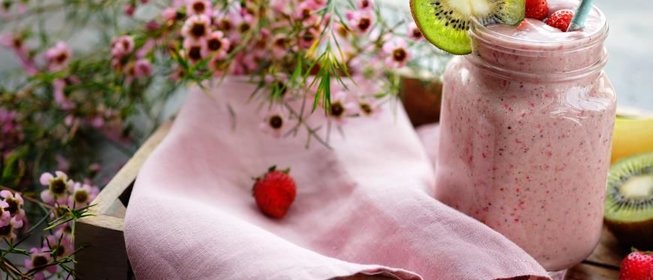 Смузи с бананом, киви, клубникой и кокосовым молоком