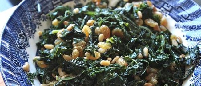 Капуста кале с изюмом и орехами