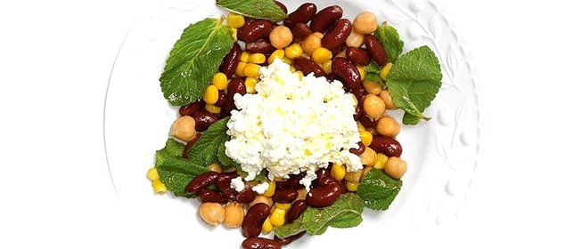 Фасоль, нут и кукуруза с зерненым творогом и мятой