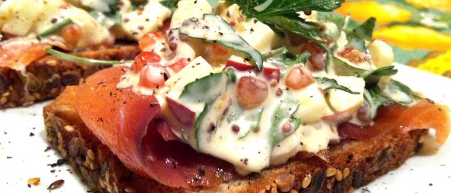 Тапас с семгой, яблоком и красной икрой