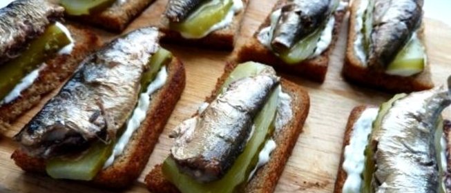 Закуска со шпротами