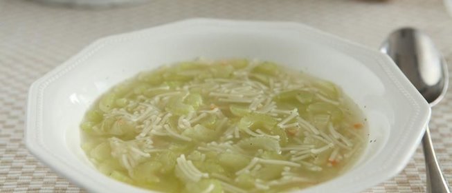 Куриный суп с сельдереем и лимоном