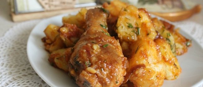 Куриные ножки с картофелем в томатном соке