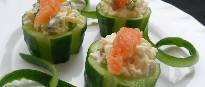 Закуска из огурцов с начинкой из сыра и семгой