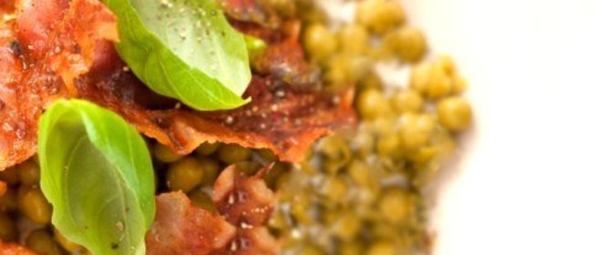 Закуска из зеленого горошка с луком и панчеттой в белом вине