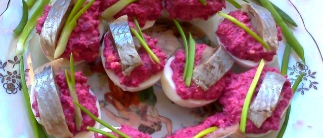 Фаршированные яйца с сельдью под шубой