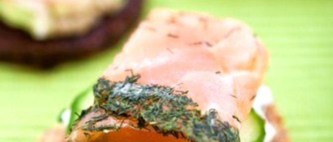 Закуска из копченого лосося со свежим огурцом